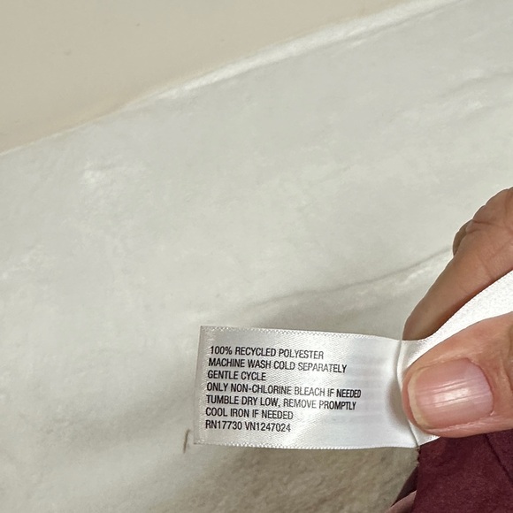 Universal Thread Maroon Cargo Joggers. Velour like material - Picture 12 of 12